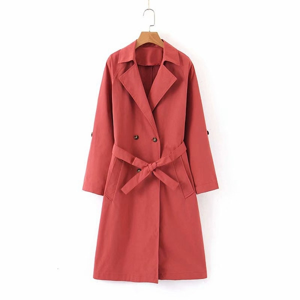 Elegáns női hosszú kabát gombokkal és övvel