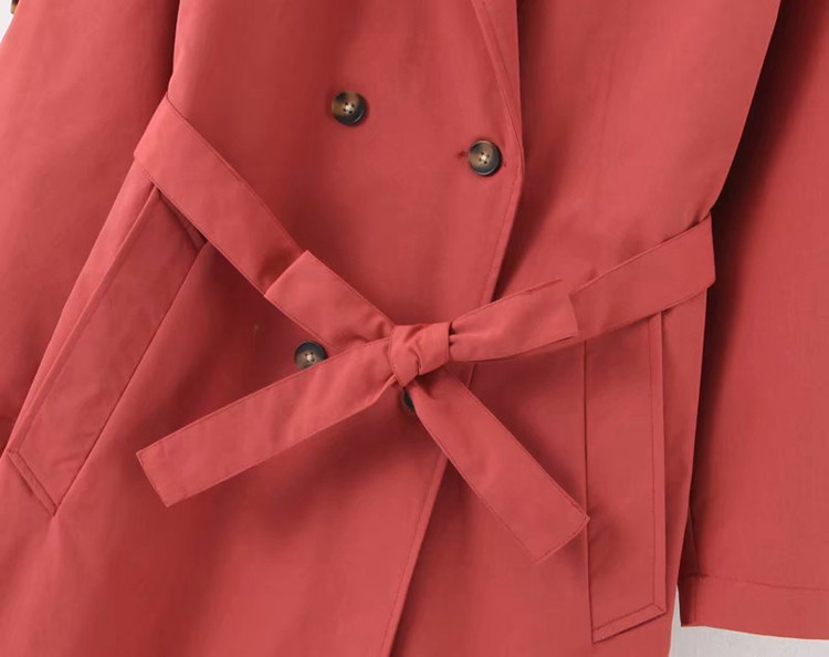 Elegáns női hosszú kabát gombokkal és övvel