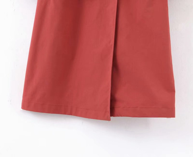 Elegáns női hosszú kabát gombokkal és övvel