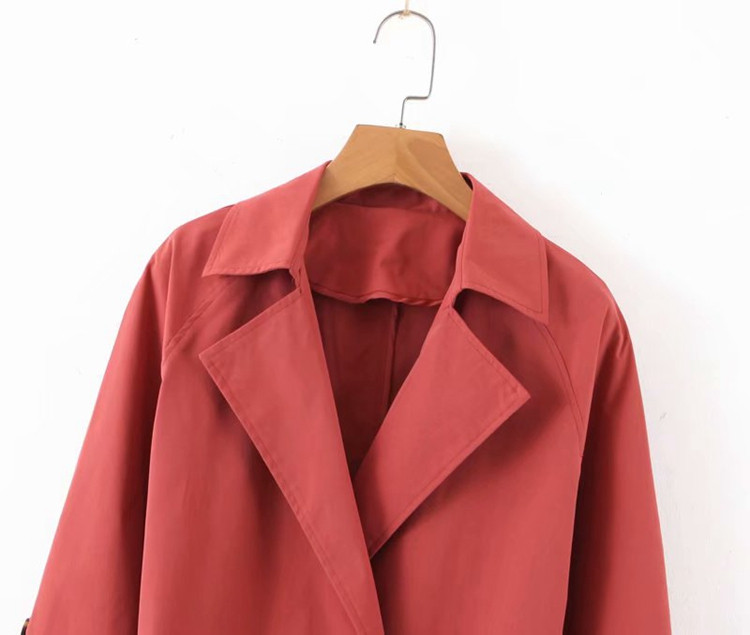 Elegáns női hosszú kabát gombokkal és övvel