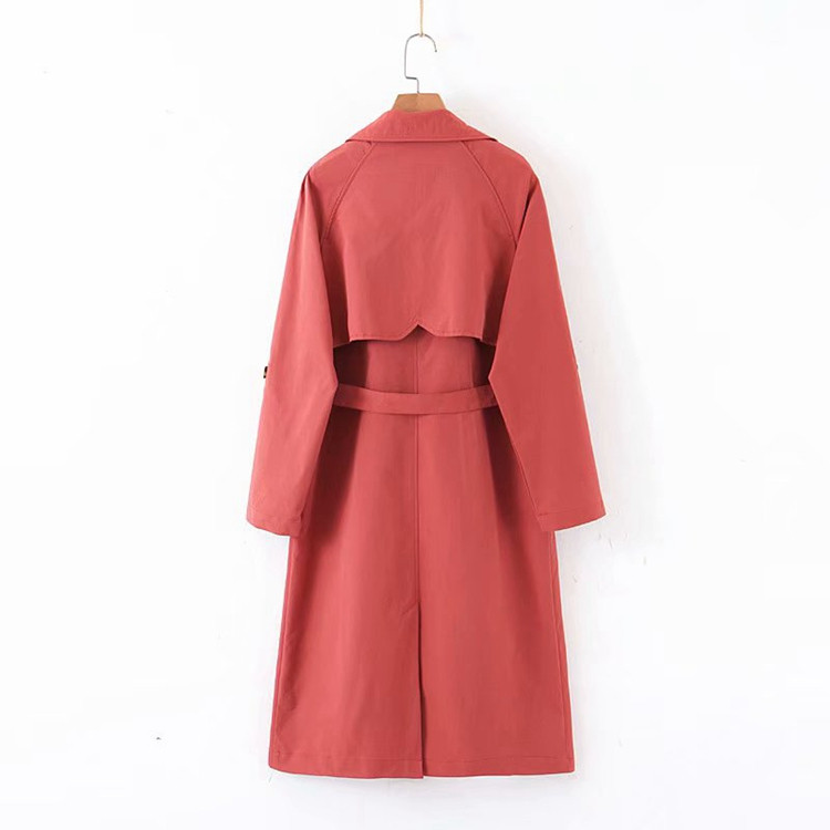 Elegáns női hosszú kabát gombokkal és övvel