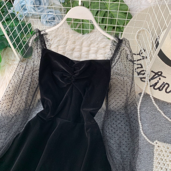 Modern női ruha szabású bársony modell átlátszó ujjakkal, fekete színben