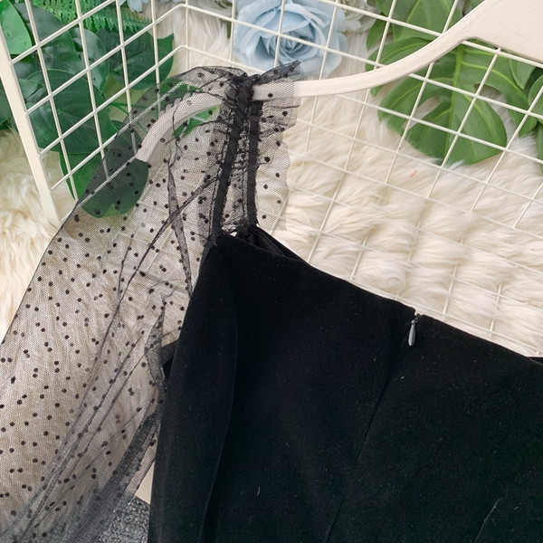 Modern női ruha szabású bársony modell átlátszó ujjakkal, fekete színben