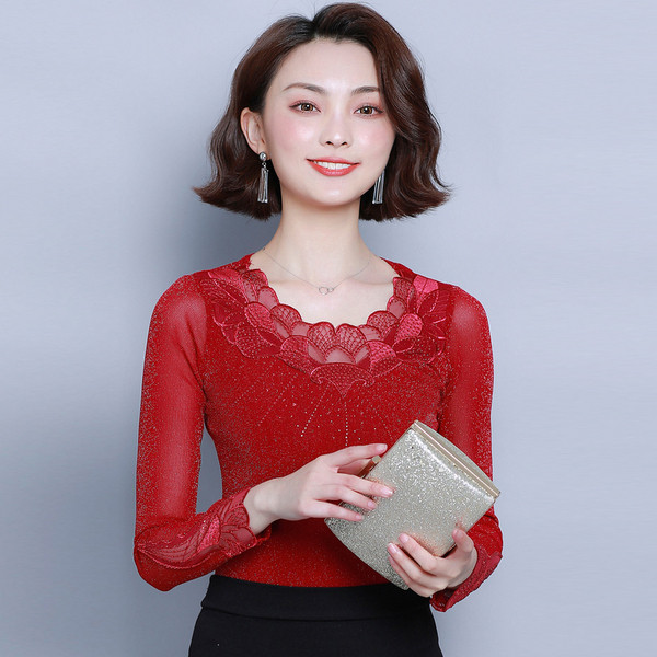 Μοντέρνα γυναικεία μπλούζα σε τρία χρώματα μεδαντέλα