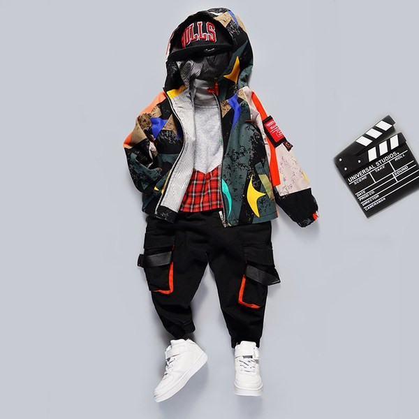 Új modell modern gyerek kabát fiúknak kapucnival és cipzárral