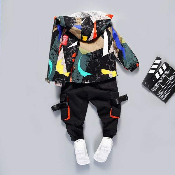 Új modell modern gyerek kabát fiúknak kapucnival és cipzárral