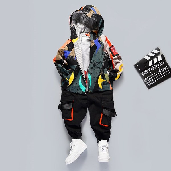 Új modell modern gyerek kabát fiúknak kapucnival és cipzárral