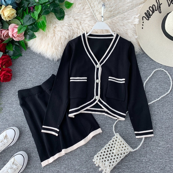 Set elegant pentru femei, care include un cardigan și o fustă scurtă în mai multe culori