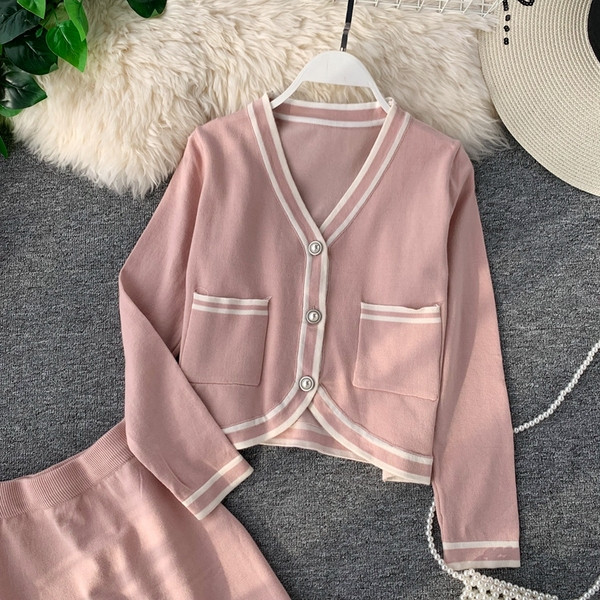 Set elegant pentru femei, care include un cardigan și o fustă scurtă în mai multe culori