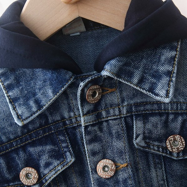 Új modell gyerek farmerdzseki fiúknak kék színű rátéttel és kapucnival