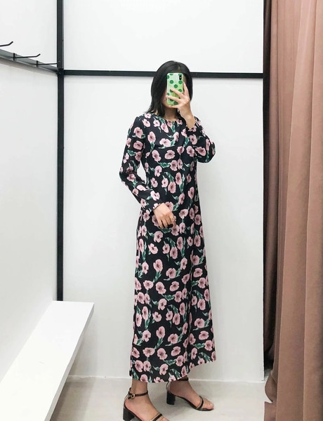 Μοντέρνο μακρύ γυναικείο φόρεμα  με μοτίβα λουλουδιών σε μαύρο χρώμα