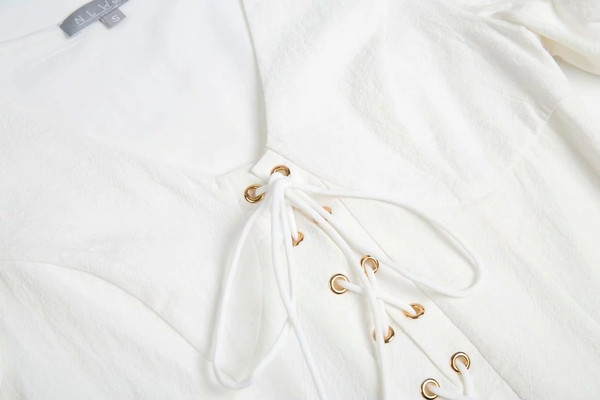 Νέο μοντέλο γυναικείο φόρεμα με λαιμόκοψη και  κορδόνια σε  λευκό χρώμα