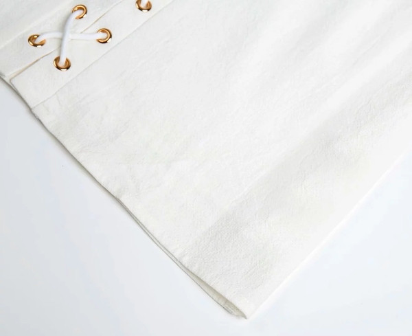 Νέο μοντέλο γυναικείο φόρεμα με λαιμόκοψη και  κορδόνια σε  λευκό χρώμα