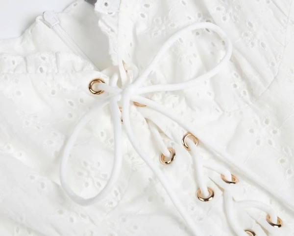 Νέο μοντέλο γυναικείο φόρεμα με κορδόνια  και κοντά μανίκια σε λευκό χρώμα