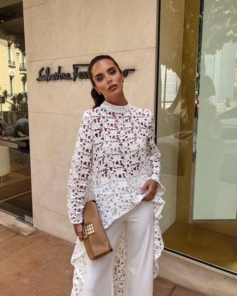 Μοντέρνο ασύμμετρο γυναικείο φόρεμα σε λευκό με μακριά μανίκια