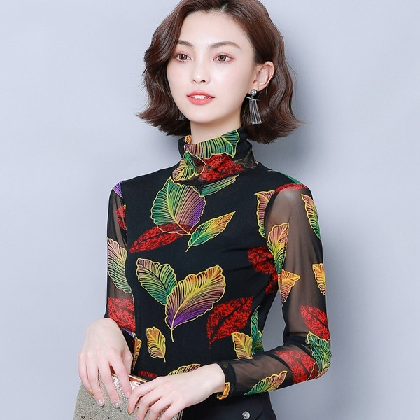 Μοντέρνα μπλούζα σε μαύρο χρώμα με φυτικά μοτίβα