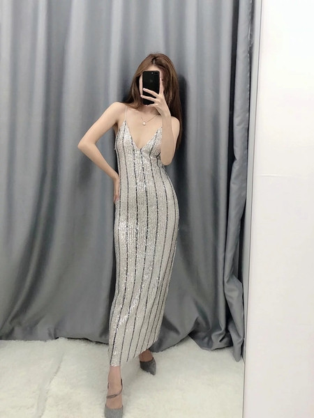 Elegáns női hosszú ruha világos színű flitterekkel