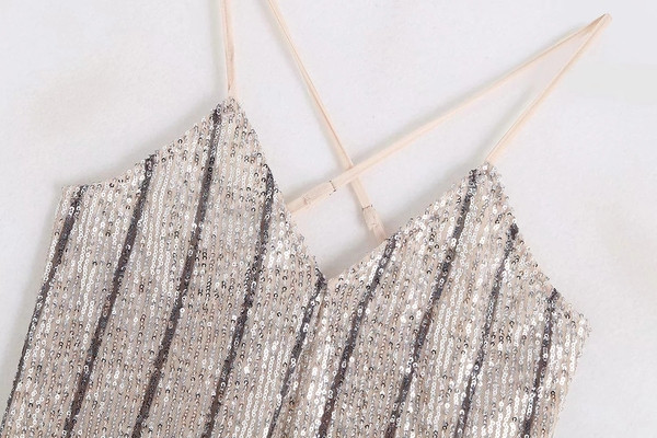 Elegáns női hosszú ruha világos színű flitterekkel