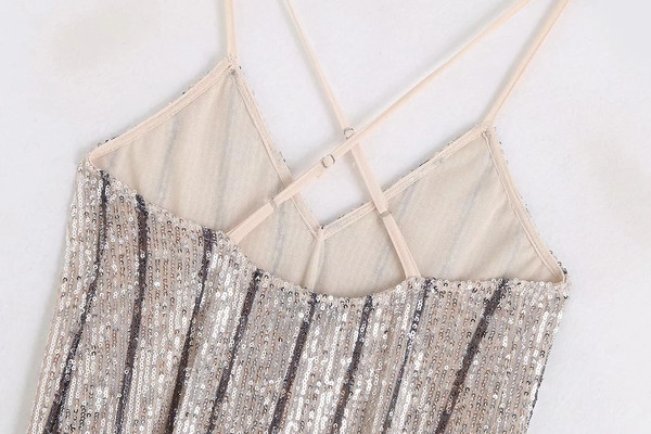 Elegáns női hosszú ruha világos színű flitterekkel