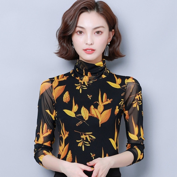 Μια σύγχρονη γυναικεία μπλούζα με floral σχέδια