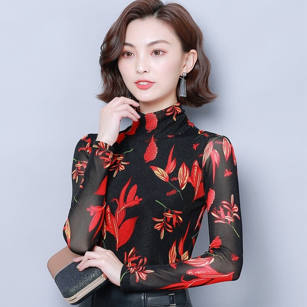 Μια σύγχρονη γυναικεία μπλούζα με floral σχέδια