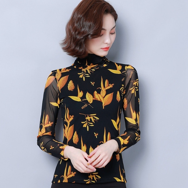 Μια σύγχρονη γυναικεία μπλούζα με floral σχέδια