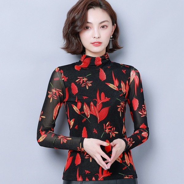 Μια σύγχρονη γυναικεία μπλούζα με floral σχέδια