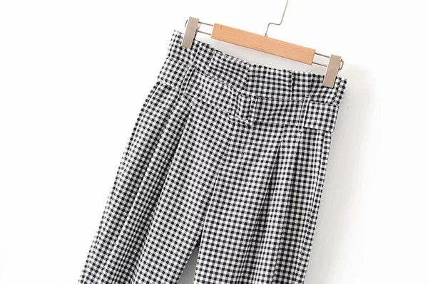 Pantaloni de dama in carouri cu talie inalta si curea in alb-negru