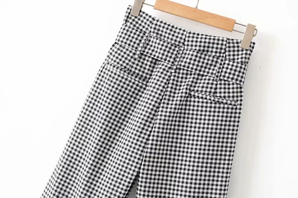 Pantaloni de dama in carouri cu talie inalta si curea in alb-negru