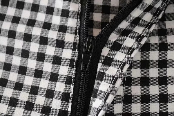 Pantaloni de dama in carouri cu talie inalta si curea in alb-negru