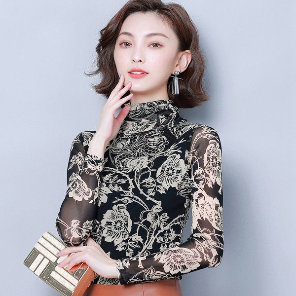 Νέο μοντέλο γυναικέια  μπλούζα  σε μαύρο χρώμα με φυτικά μοτίβα