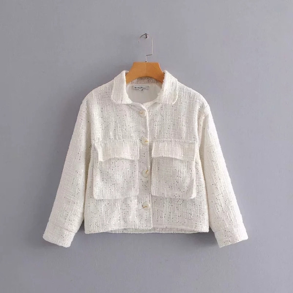 Modern női kabát flitterekkel és fekete-fehér zsebekkel