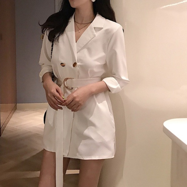 Jachetă elegantă de damă cu curea alb-negru