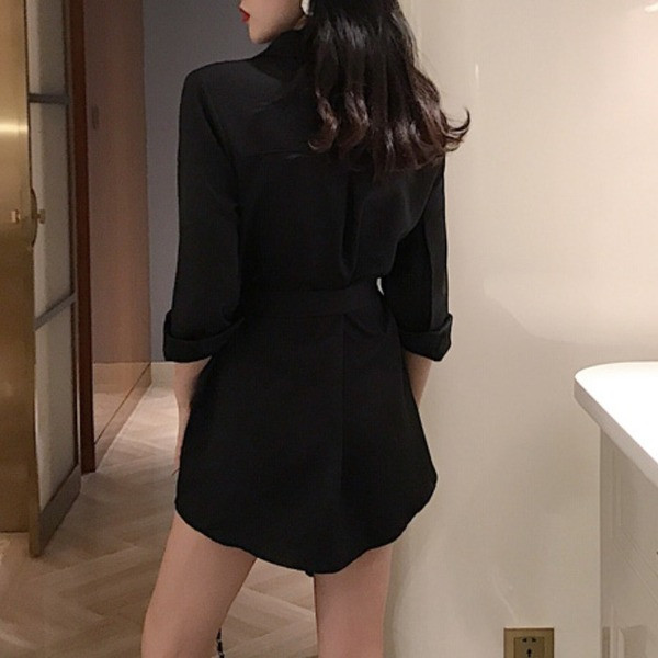 Jachetă elegantă de damă cu curea alb-negru