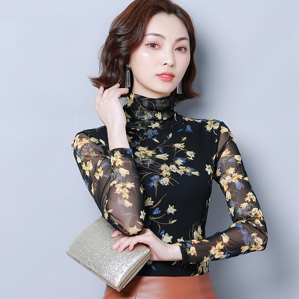 Γυναικεία μπλούζα σε μαύρο χρώμα με μοτίβα και μακρύ μανίκι