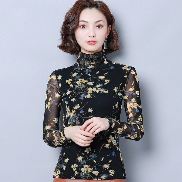 Γυναικεία μπλούζα σε μαύρο χρώμα με μοτίβα και μακρύ μανίκι