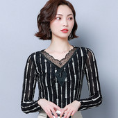 Bluza de dama in trei culori cu decolteu in V si dantela