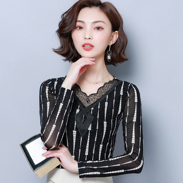 Bluza de dama in trei culori cu decolteu in V si dantela