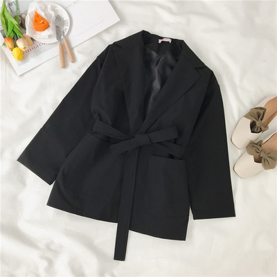 Casual γυναικείο σακάκι  με ζώνη σε μαύρο και μπεζ χρώμα