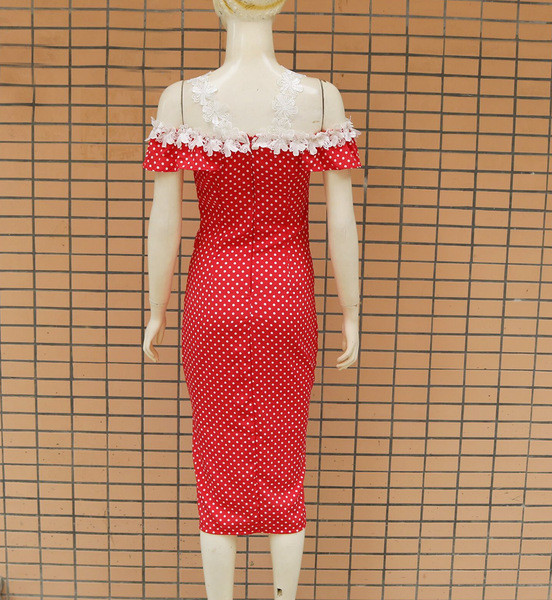 Elegáns női ruha vékony piros pántokkal