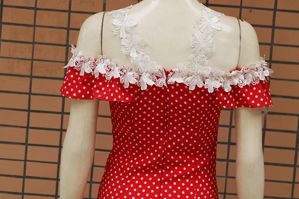 Elegáns női ruha vékony piros pántokkal