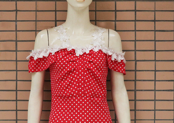 Elegáns női ruha vékony piros pántokkal