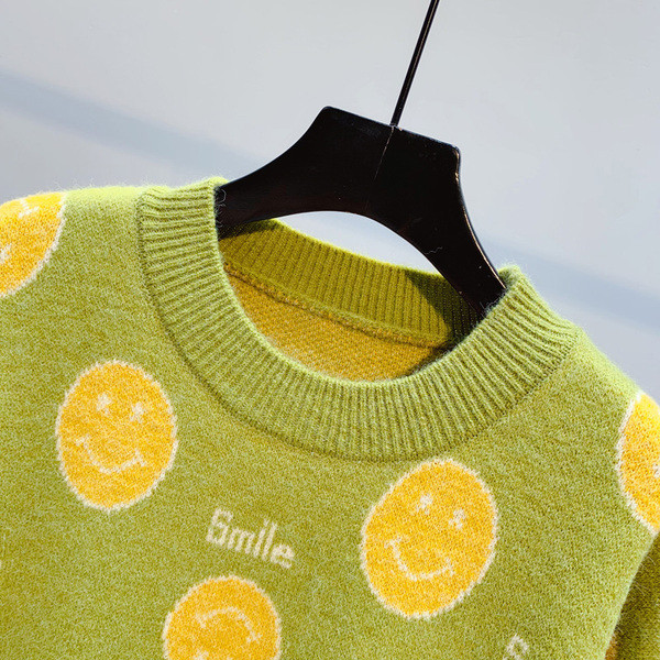 Női pulóver színes hímzéssel több színben