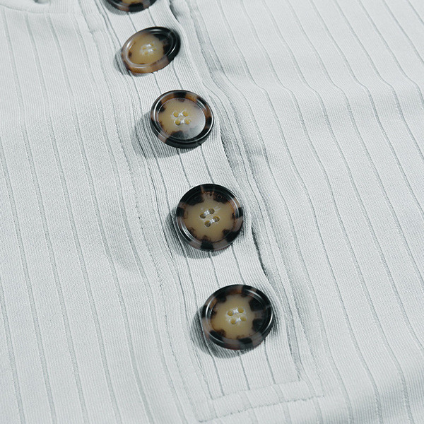 Nappali női body gombokkal és hosszú ujjú szürke és fehér színben