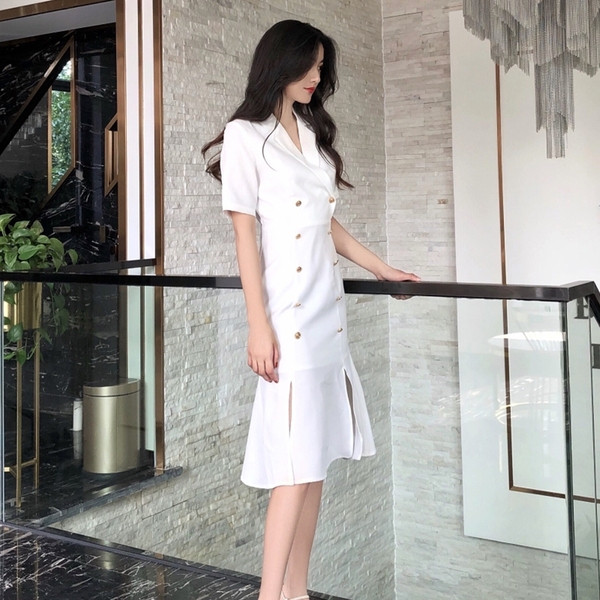 Rochie actuală de damă în două culori cu decolteu spitz