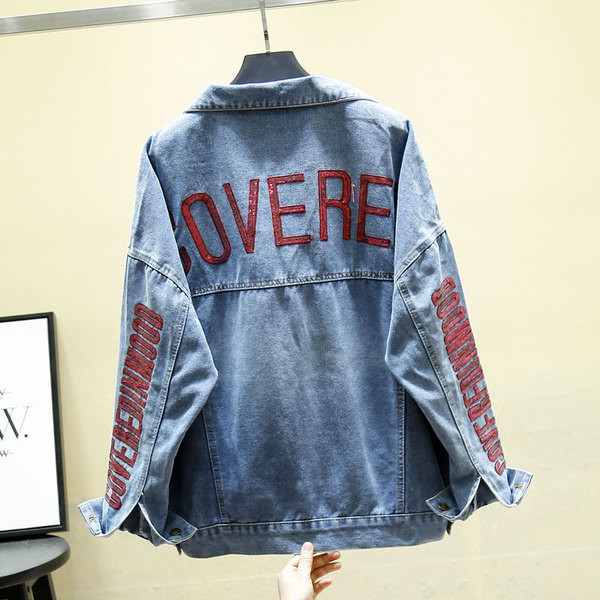 Modern farmerdzseki kék és fekete feliratokkal