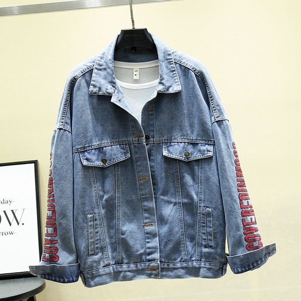 Modern farmerdzseki kék és fekete feliratokkal