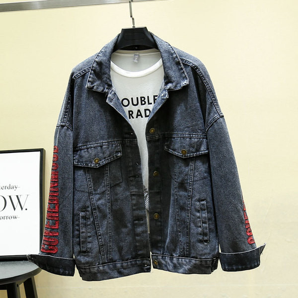 Modern farmerdzseki kék és fekete feliratokkal