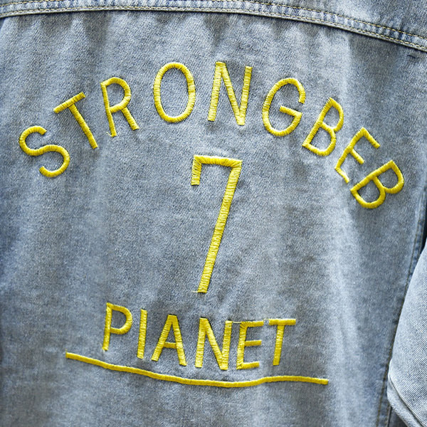 Γυναικείο μπουφάν τζην με  κεντήματα στην πλάτη