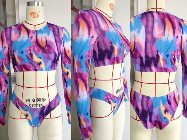 Kétrészes női fürdőruha hosszú ujjal, színes mintával